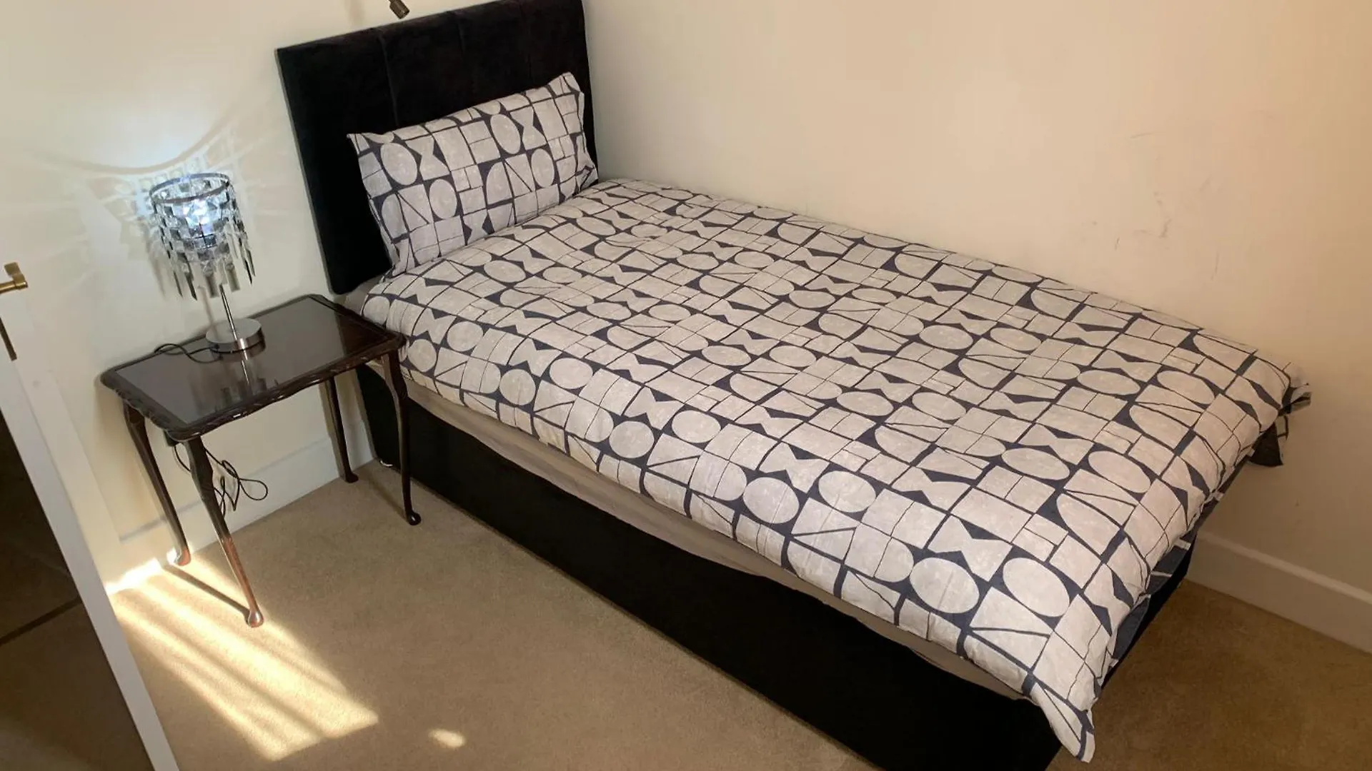 Beaconsfield House, Modern, Recently Refurbished, Self Check-In, Free Parking And Near Luton Airport Hotel