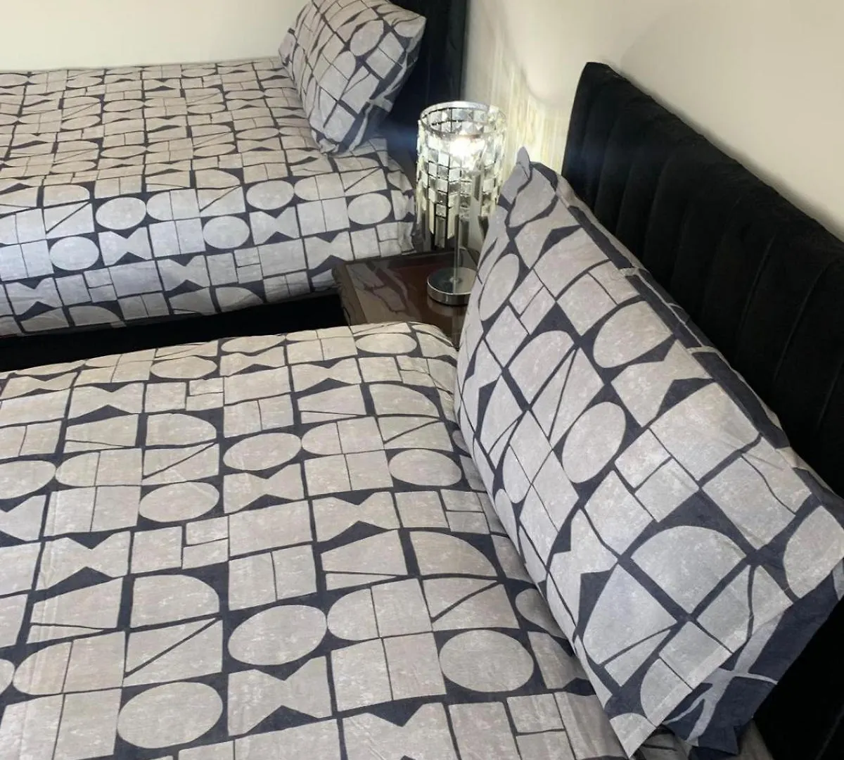 Beaconsfield House, Modern, Recently Refurbished, Self Check-In, Free Parking And Near Luton Airport Hotel 0*, Luton (Bedfordshire)