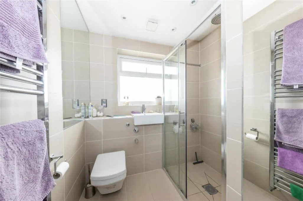 Beaconsfield House, Modern, Recently Refurbished, Self Check-In, Free Parking And Near Luton Airport Hotel