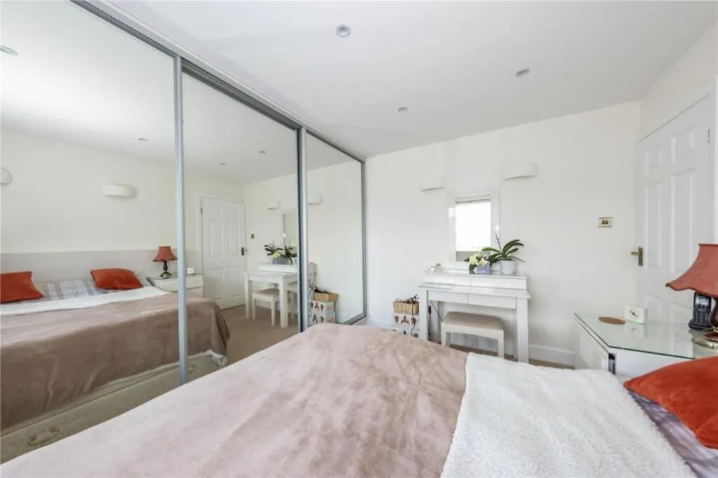 Guest house Beaconsfield House, Modern, Recently Refurbished, Self Check-In, Free Parking And Near Luton Airport Hotel