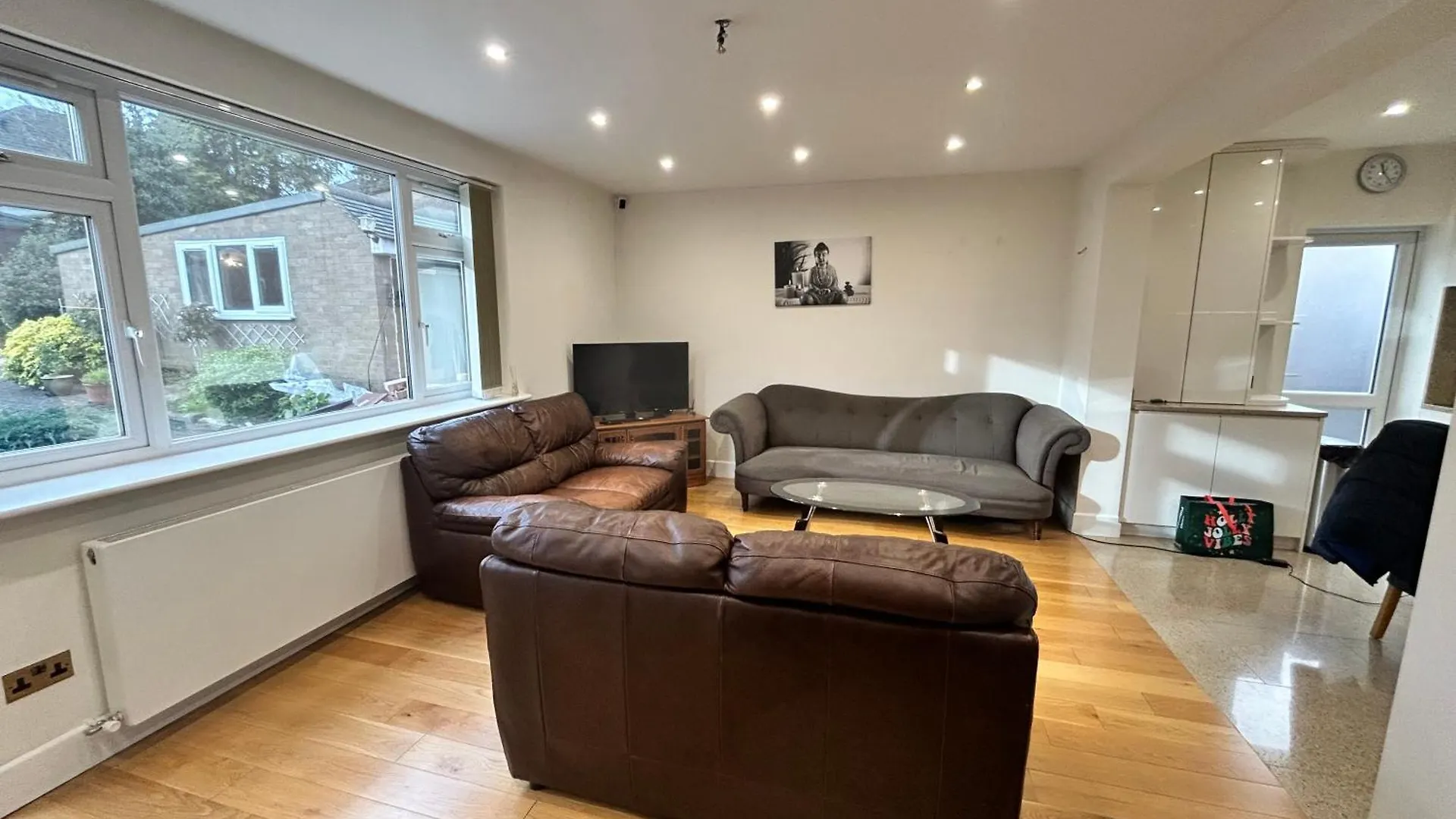 Guest house Beaconsfield House, Modern, Recently Refurbished, Self Check-In, Free Parking And Near Luton Airport Hotel