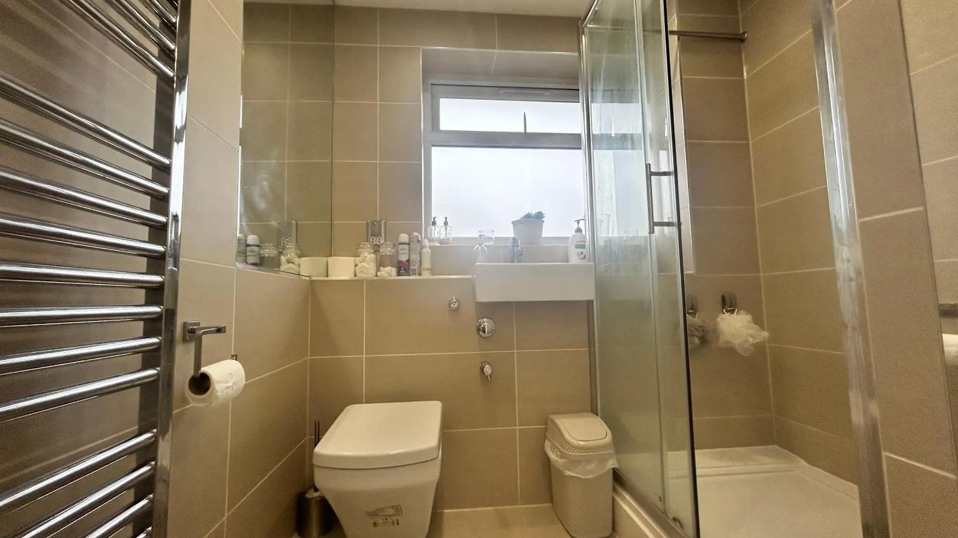 Guest house Beaconsfield House, Modern, Recently Refurbished, Self Check-In, Free Parking And Near Luton Airport Hotel