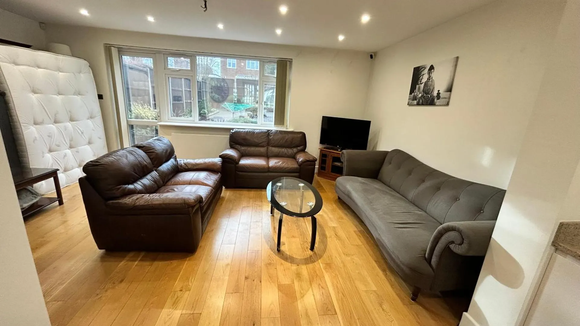 Beaconsfield House, Modern, Recently Refurbished, Self Check-In, Free Parking And Near Luton Airport Hotel