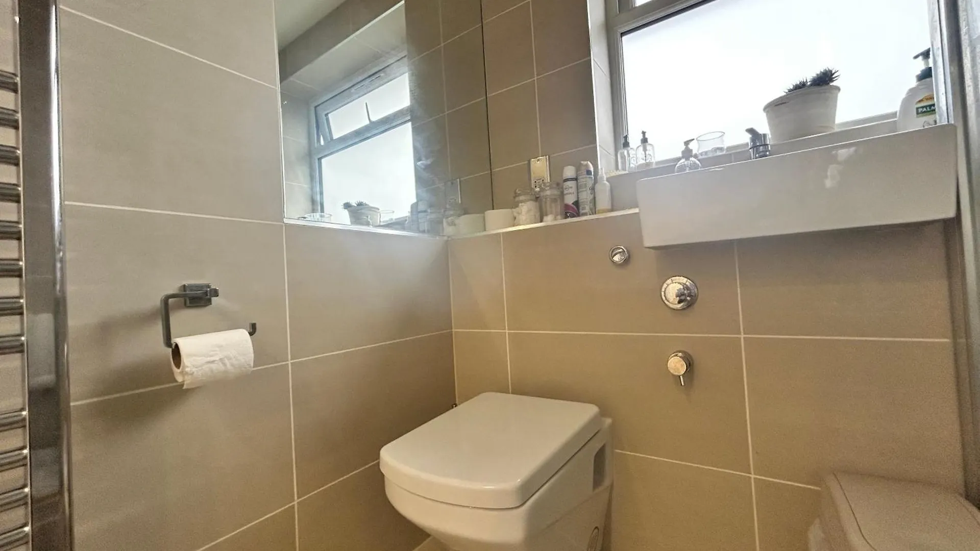 Beaconsfield House, Modern, Recently Refurbished, Self Check-In, Free Parking And Near Luton Airport Hotel 0*, Luton (Bedfordshire)
