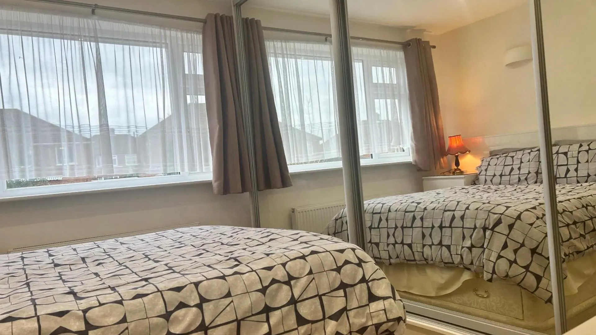 Beaconsfield House, Modern, Recently Refurbished, Self Check-In, Free Parking And Near Luton Airport Hotel Guest house