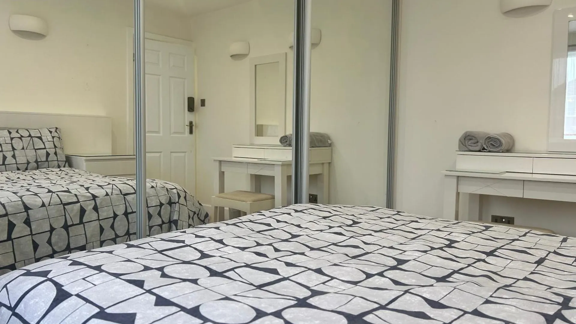 Beaconsfield House, Modern, Recently Refurbished, Self Check-In, Free Parking And Near Luton Airport Hotel 0*, Luton (Bedfordshire)