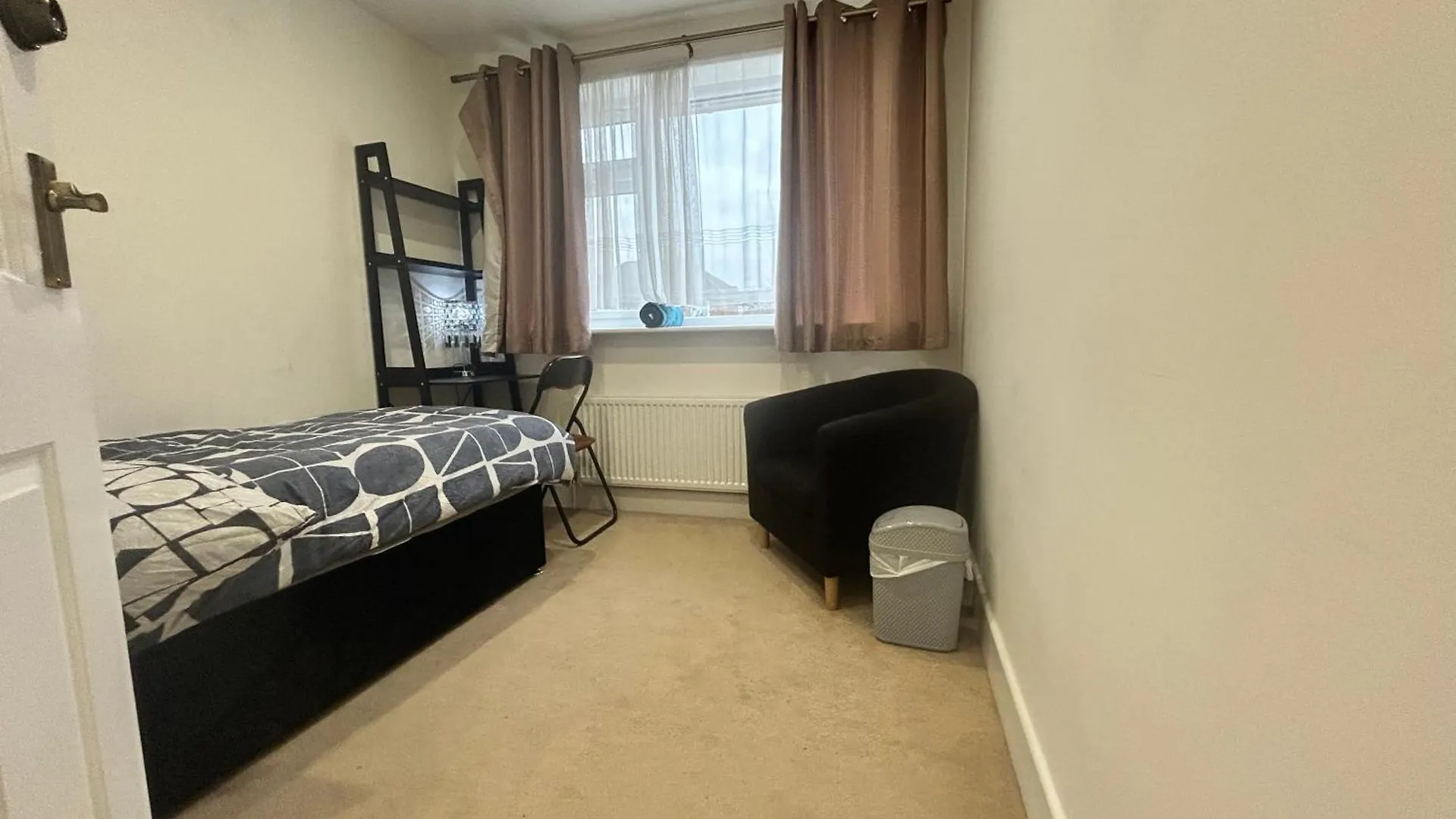 Guest house Beaconsfield House, Modern, Recently Refurbished, Self Check-In, Free Parking And Near Luton Airport Hotel