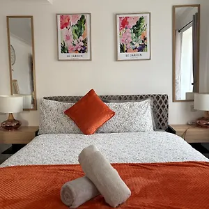 Luton - Newly Renovated Ideal For Short Stay, Close To Airport Train Station, Free Parking Off Street , Luxury Comfort In Price Maison d'hôtes
